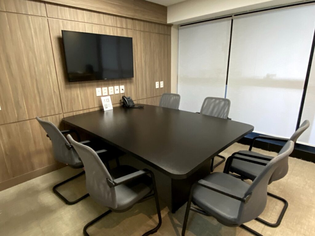 Sala de reunião da Office 424 com mesa e TV